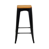 Fekete színű, fémből készült, fa üléses bárszék.